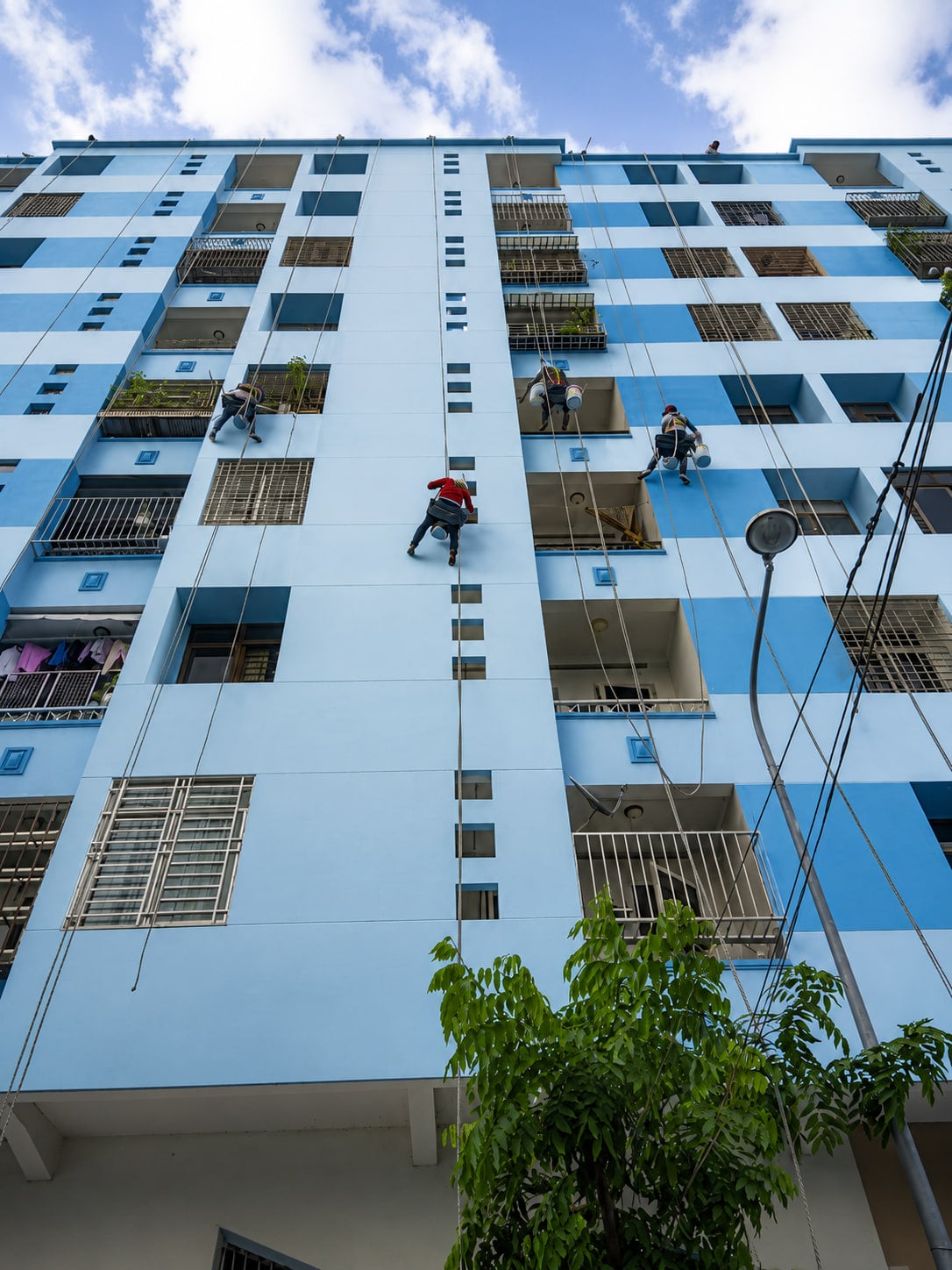 Đội ngũ Nam Long thi công sơn ngoại thất bằng kỹ thuật đu dây