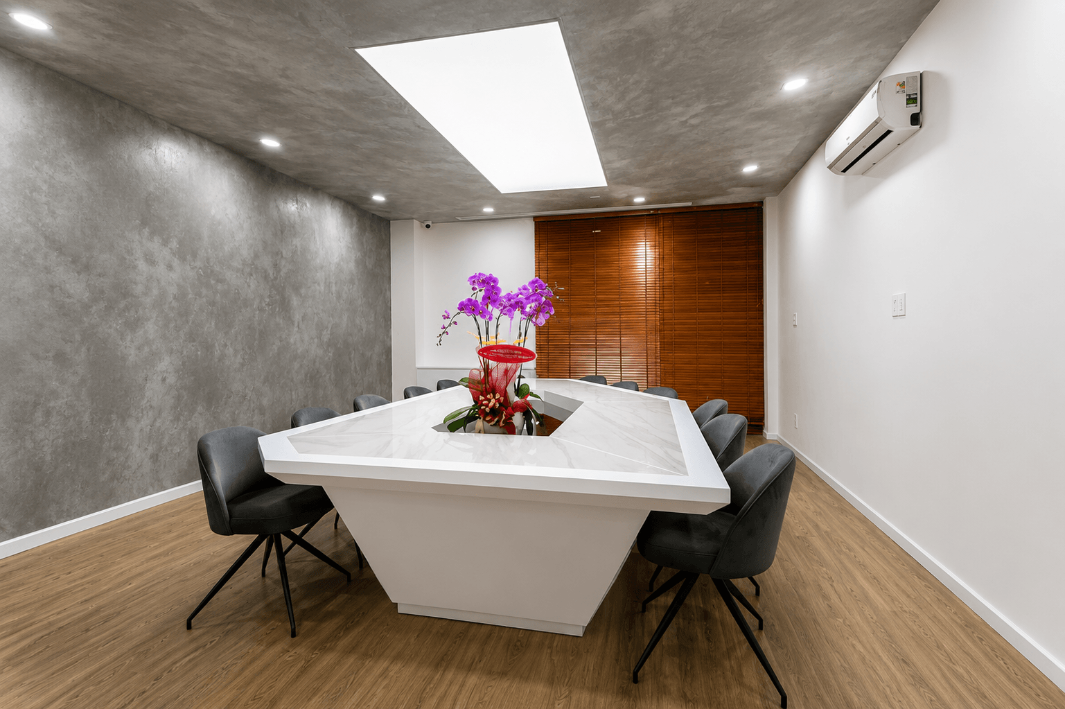 Thợ đang lăn sơn tường nội thất