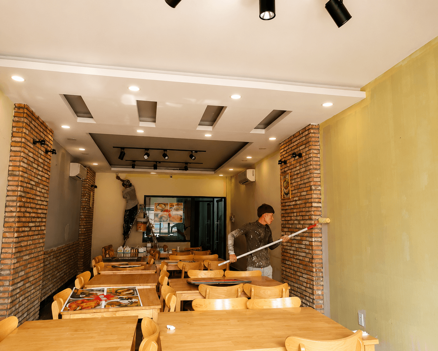 Thợ đang lăn sơn tường nội thất